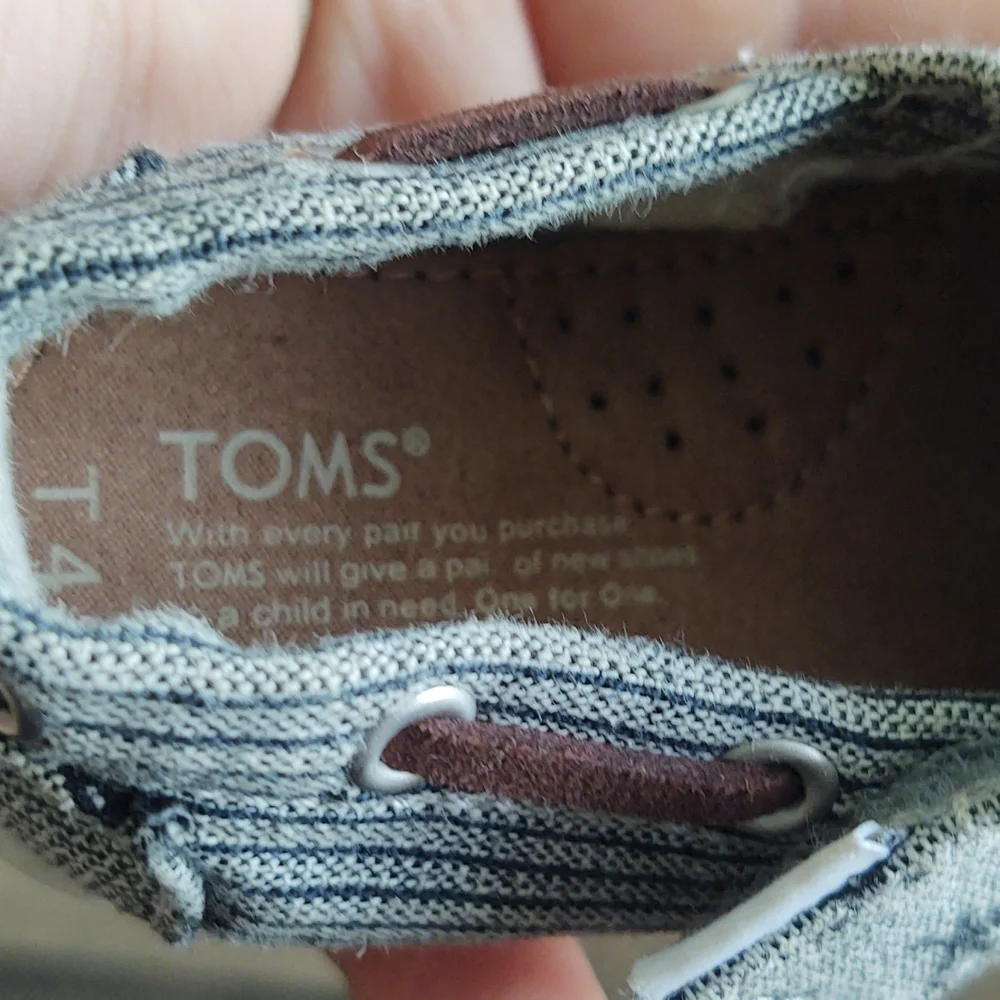 Toms Bimini Chambray Skulls Gray sz 4 Toddler